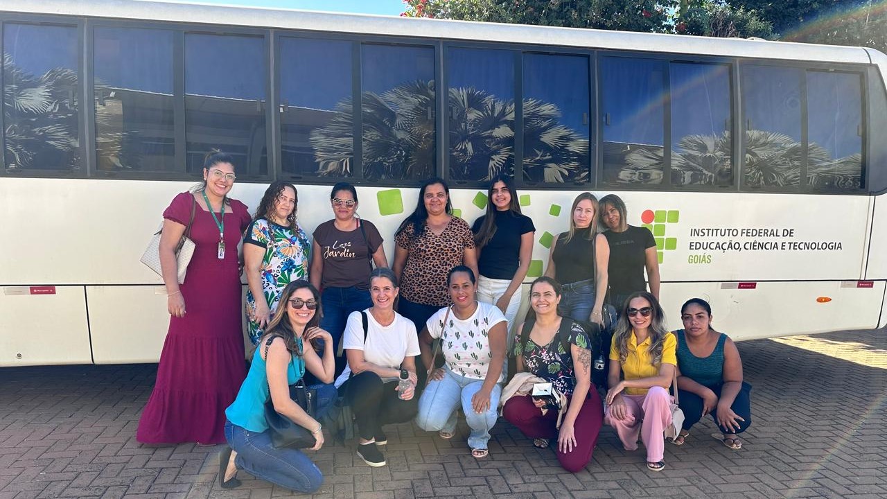 Equipe do curso e estudantes, antes do embarque para a visita técnica